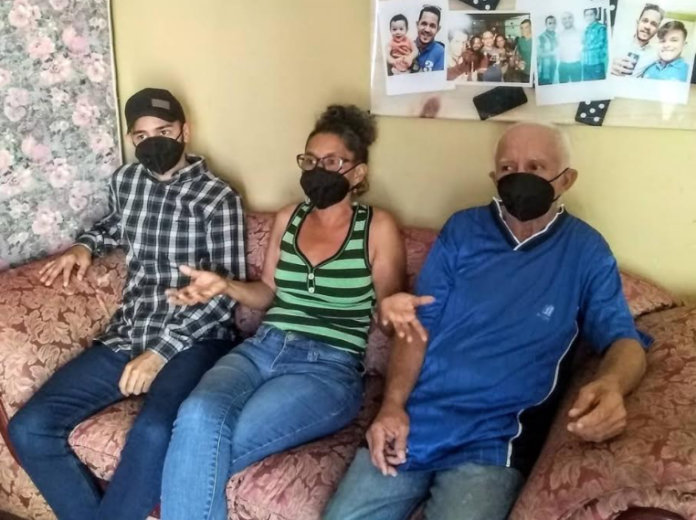 Los padres y hermano de Víctor Alfonso Pineda Jansen, asesinado en octubre del 2020 pidieron justicia al Fiscal General de la República. FOTO: CORTESÍA.