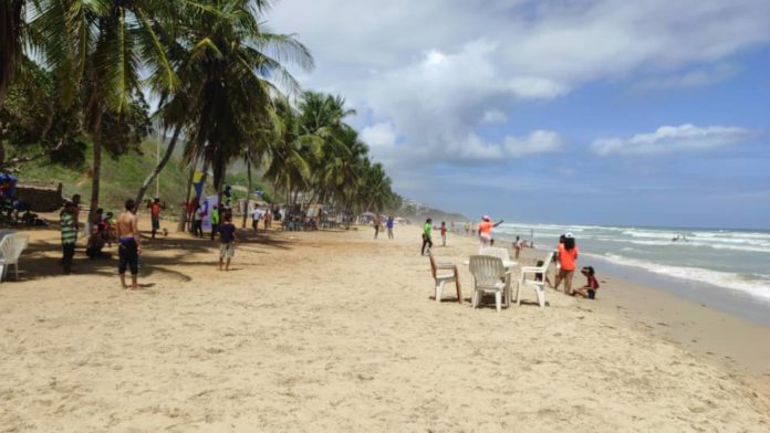 Poca afluencia de temporadistas se observa en playas de Margarita durante asueto de carnaval. | Foto: Lisbeth Miquilena.
